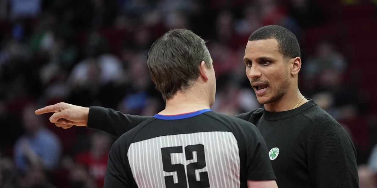 El entrenador de los Celtics invade la pista en pleno partido y los árbitros ni se enteran