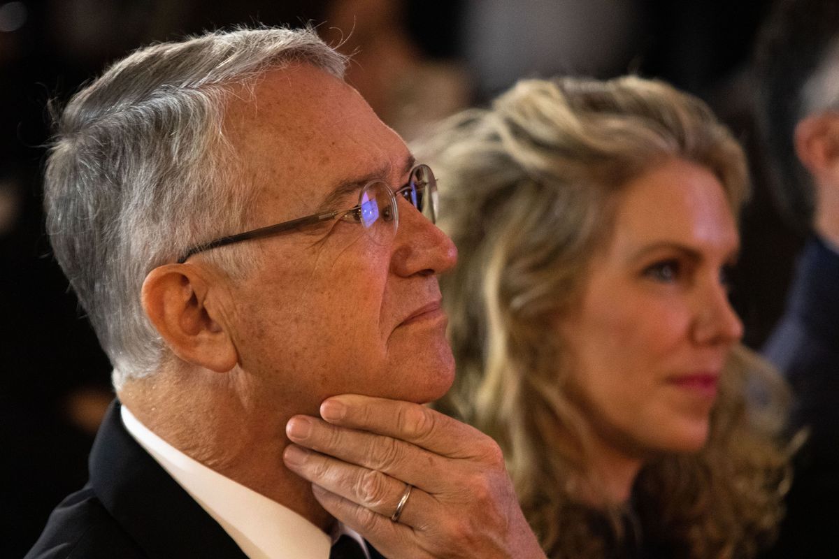 El fantasma de la quiebra acecha al millonario Ricardo Salinas Pliego: las acciones de TV Azteca se desploman un 30%