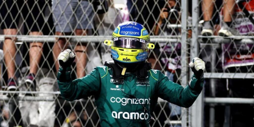 El gran gesto de Alonso con el mecánico del gato que casi le deja sin podio