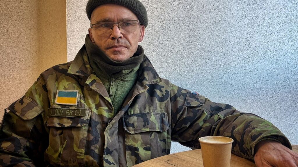 El infierno de Bajmut, según un checo que lucha en el frente: “Sacas todo, un cuchillo, una pala, un zapato para salvar tu vida”