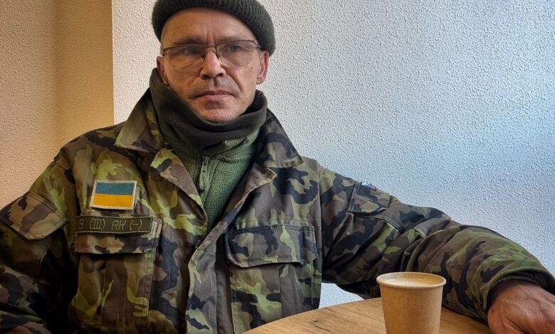 El infierno de Bajmut, según un checo que lucha en el frente: “Sacas todo, un cuchillo, una pala, un zapato para salvar tu vida”
