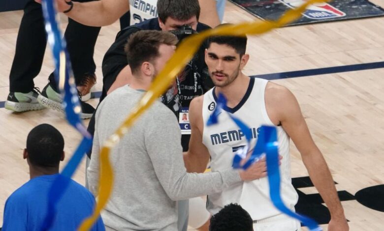 El mejor Aldama se entromete en los planes de Irving y Doncic y todos se rinden a él
