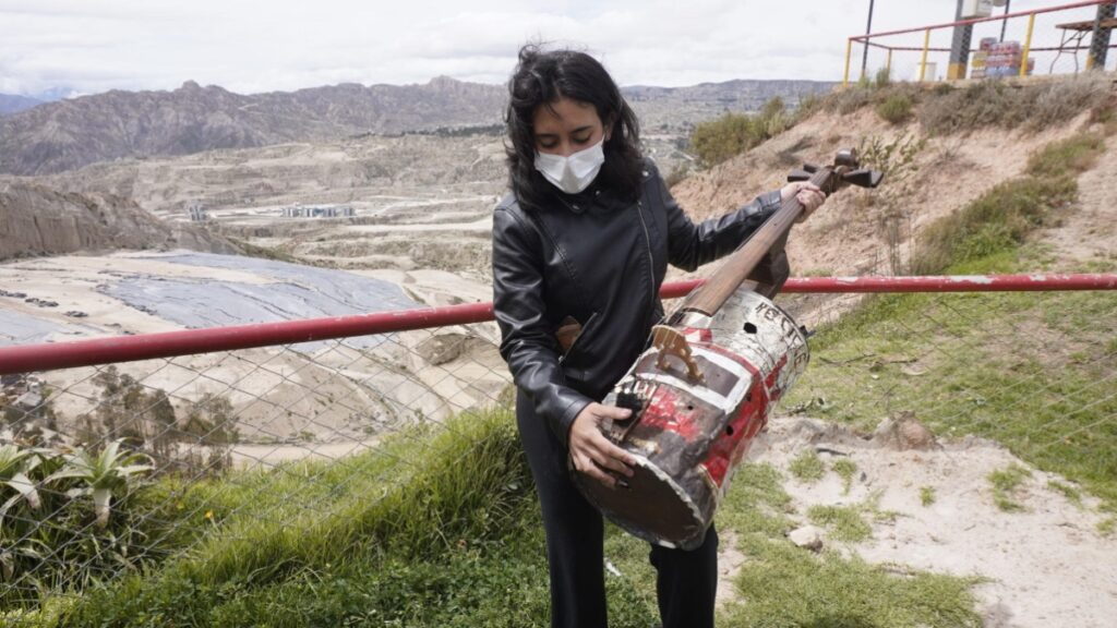 “El mundo nos envía basura, nosotros le devolvemos música”: jóvenes crean instrumentos con materiales recolectados