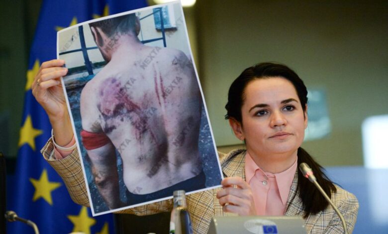 El régimen bielorruso condena a 15 años de cárcel en ausencia a la líder opositora Svetlana Tijanóvskaya
