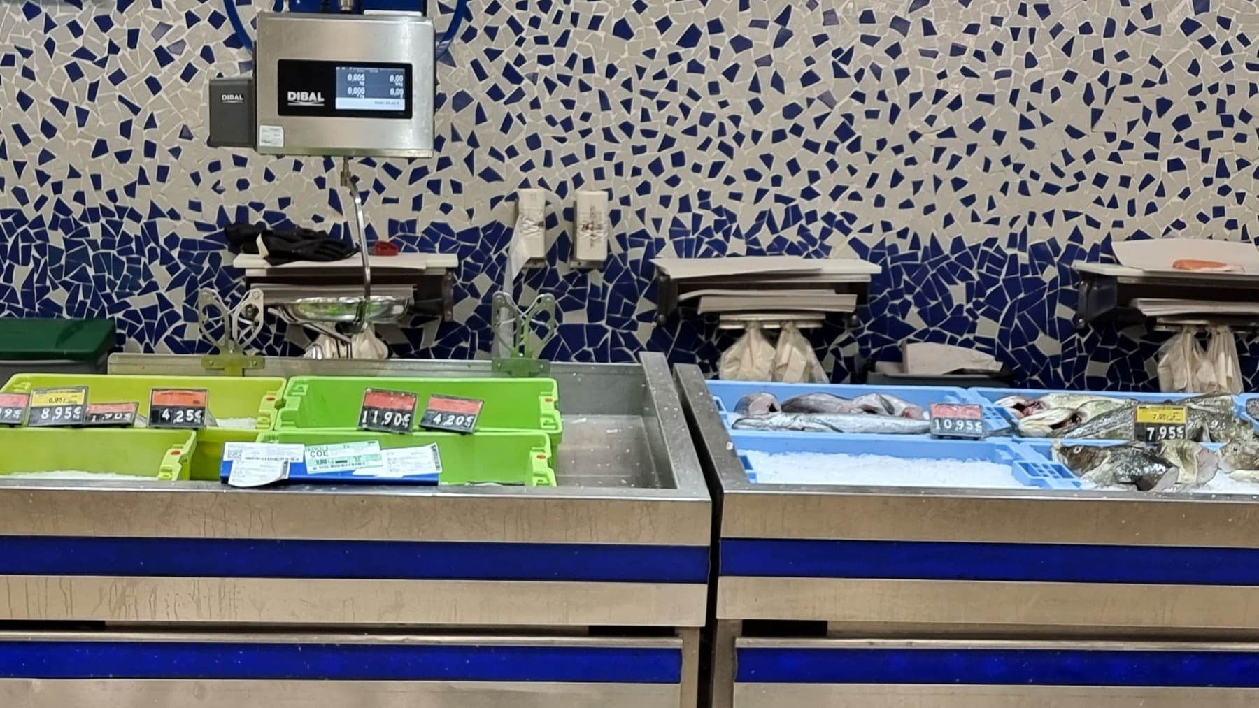 El secreto que esconde el color de las cajas de la pescadería de Mercadona: impresionante