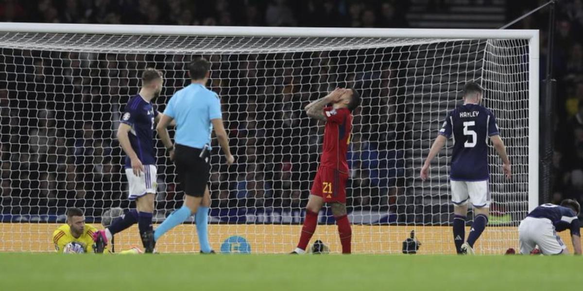 El suizo Schärer no pita un penalti a favor de España tras consultar con el VAR