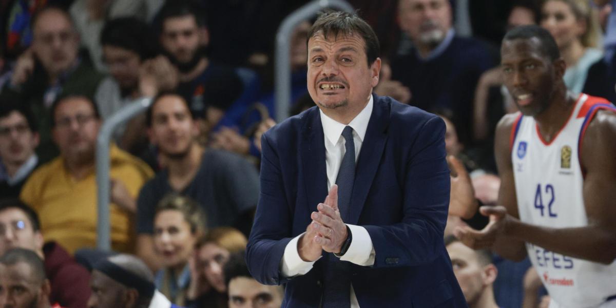 El técnico Ergin Ataman, hospitalizado en Estambul
