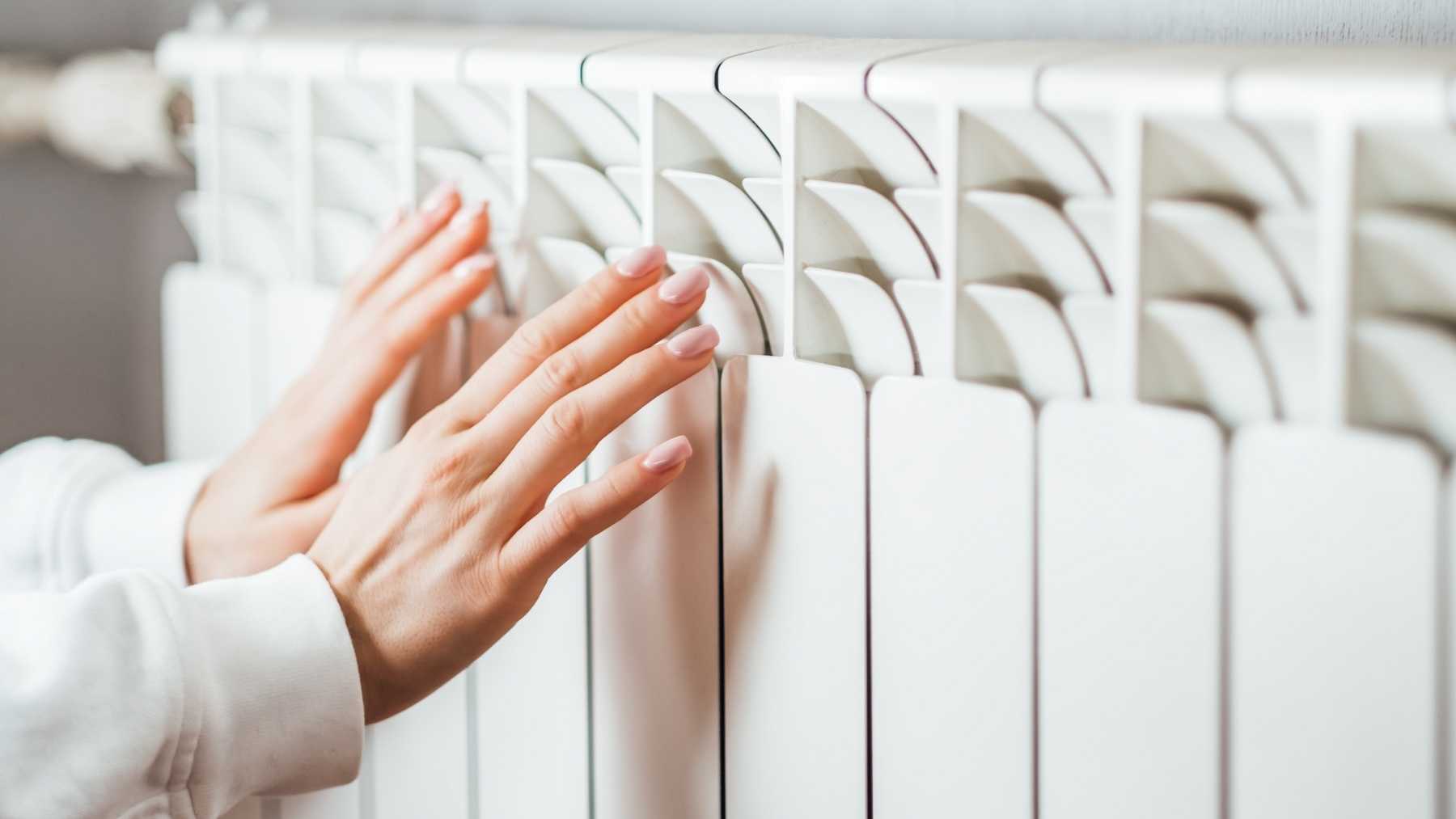 El trucazo del papel albal para que tus radiadores expulsen calor y ahorres en calefacción