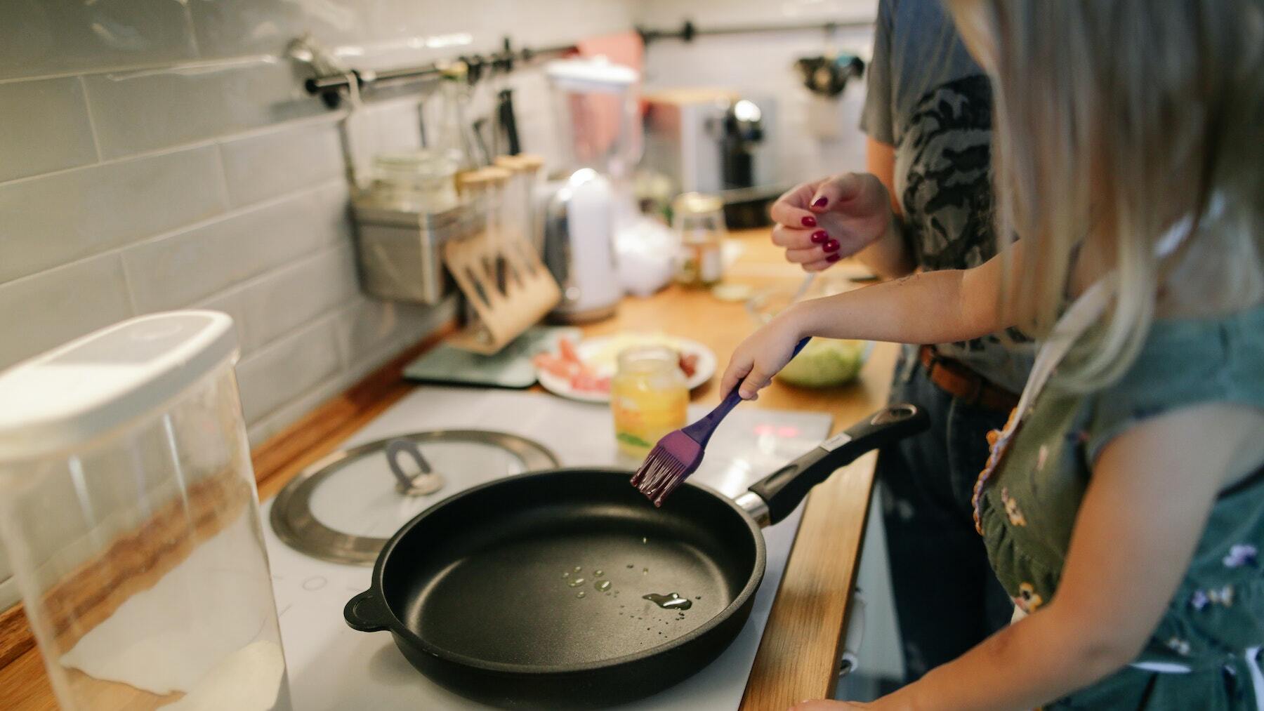 El truco casero para que tu sartén parezca recién comprada: no volverás a tirarla