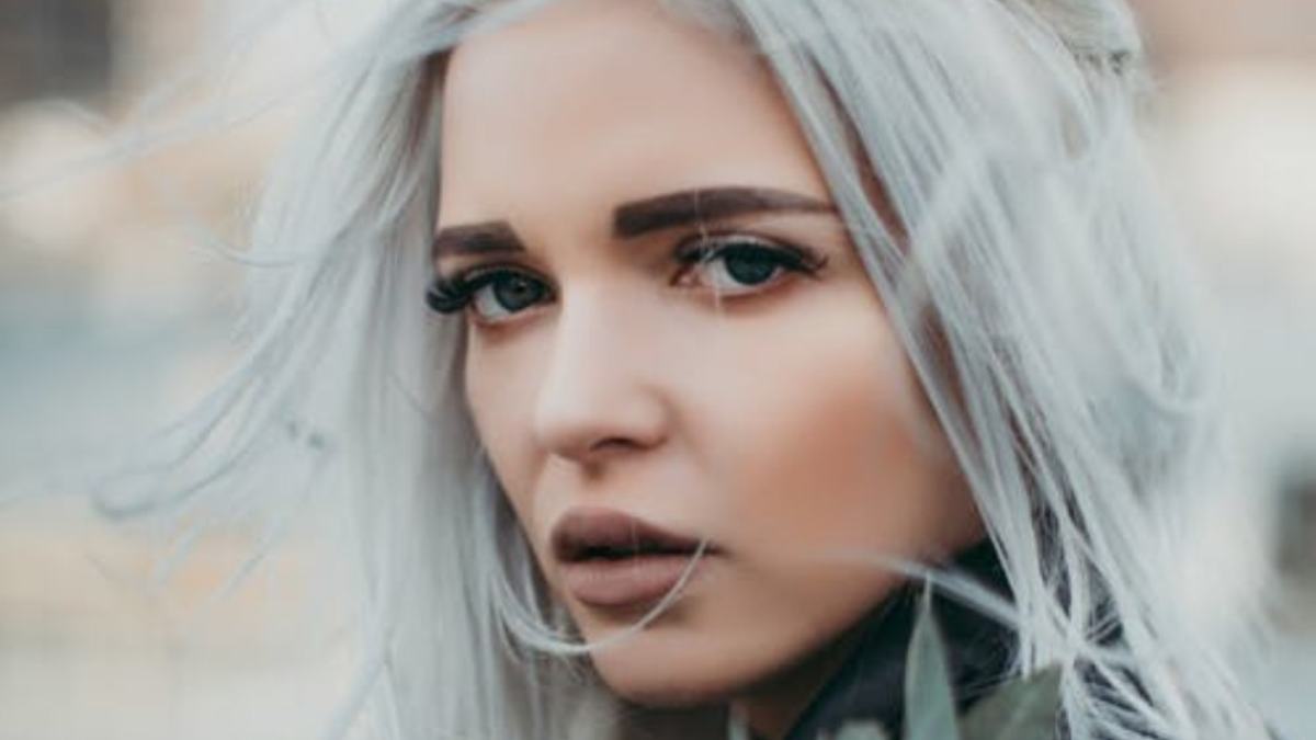 El truco del agua para cubrir las canas blancas