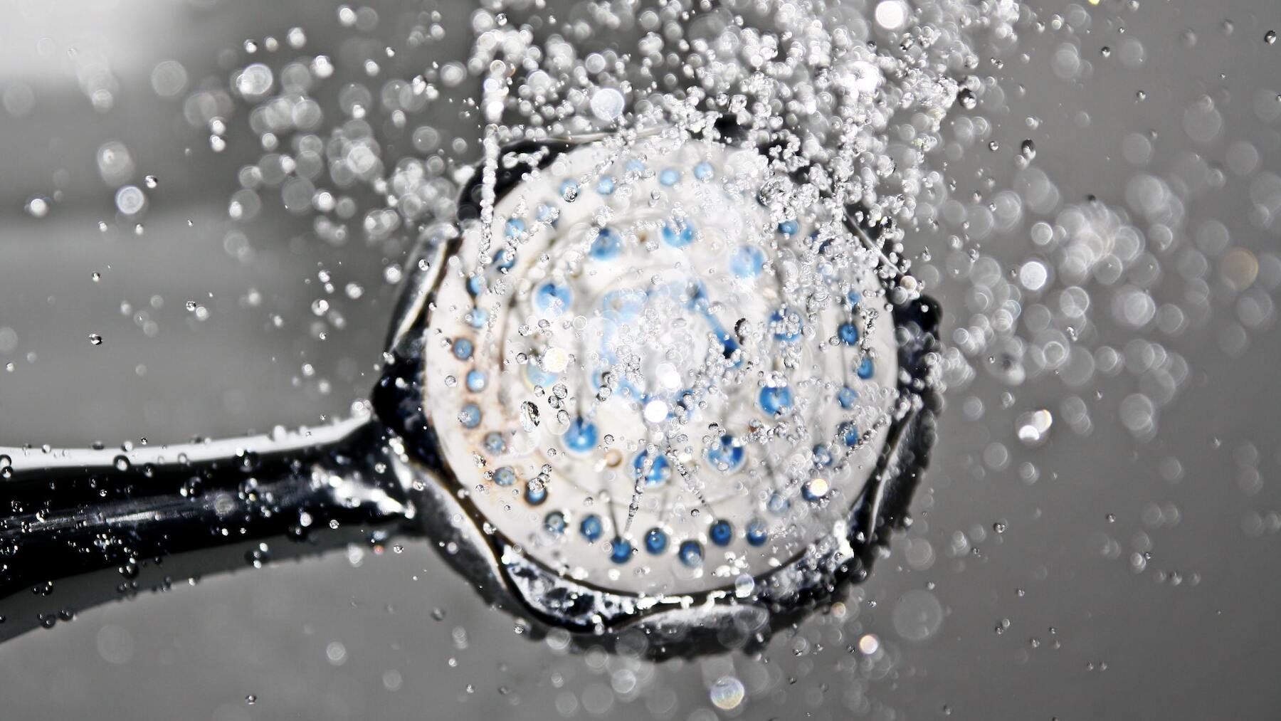 El truco más viral para limpiar la alcachofa de la ducha sin esfuerzo