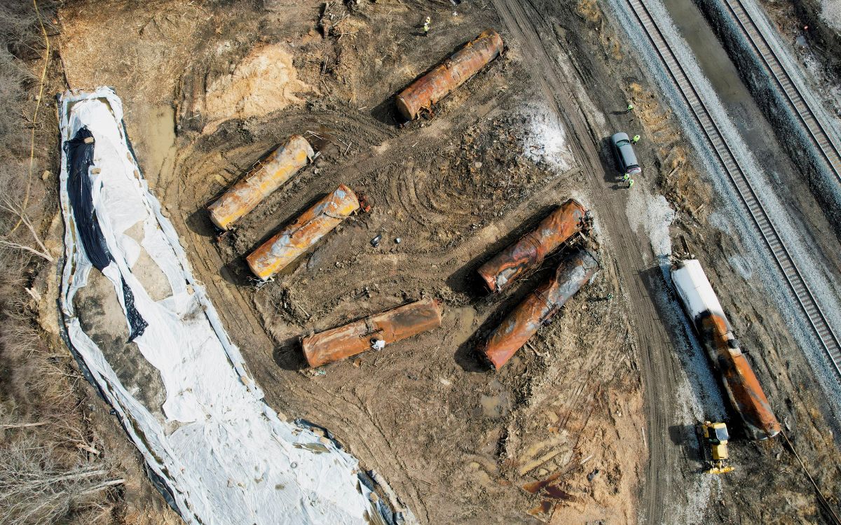 Empresa de tren descarrilado en Ohio testifica y pide perdón