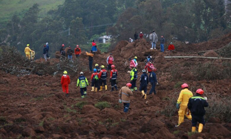 Enorme alud de tierra deja al menos 8 muertos y decenas de sepultados en Ecuador