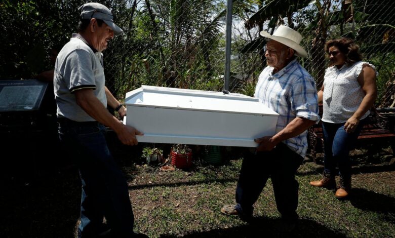 Entierran a víctimas de la masacre de El Mozote en El Salvador, más de 41 años después