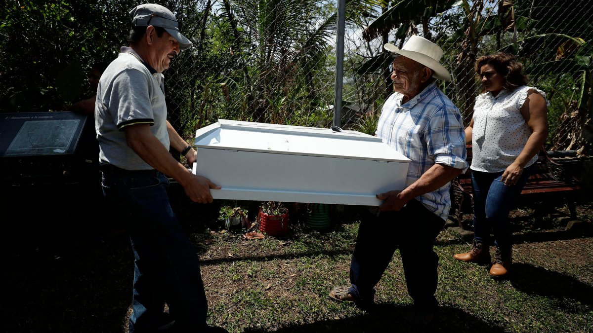 Entierran a víctimas de la masacre de El Mozote en El Salvador, más de 41 años después
