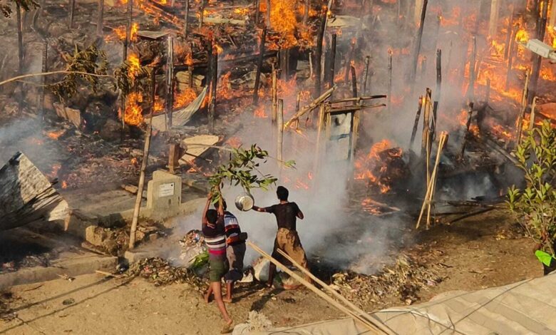 Estalla un gran incendio en un campamento de refugiados en Bangladesh; miles de personas sin hogar