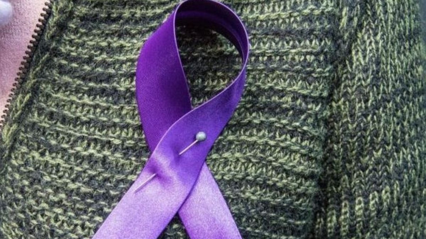Este es el significado del lazo morado y por qué es el símbolo del Día de la Mujer