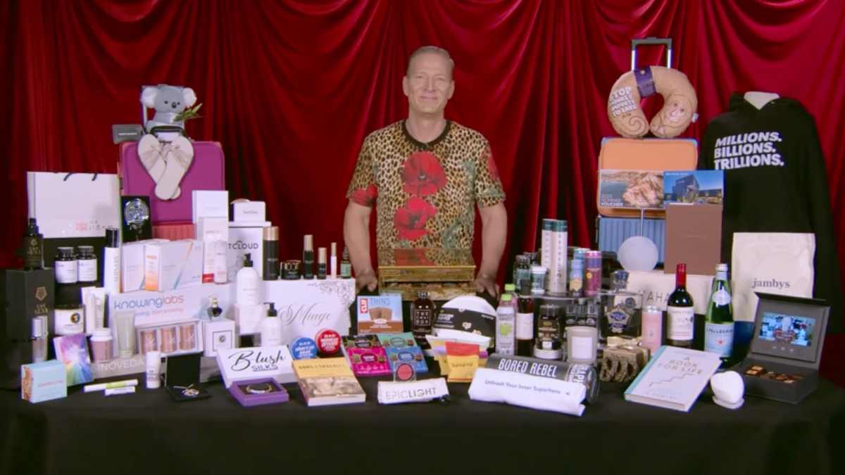 Esto es lo que hay dentro de la bolsa de regalos de $126,000 entregada a Steven Spielberg y otros nominados al Oscar