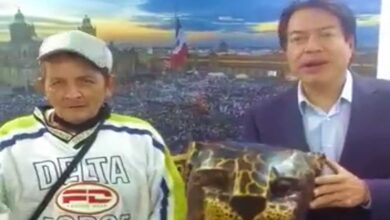 Exhibe artesano a Mario Delgado por no pagarle encargo