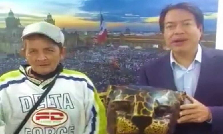 Exhibe artesano a Mario Delgado por no pagarle encargo