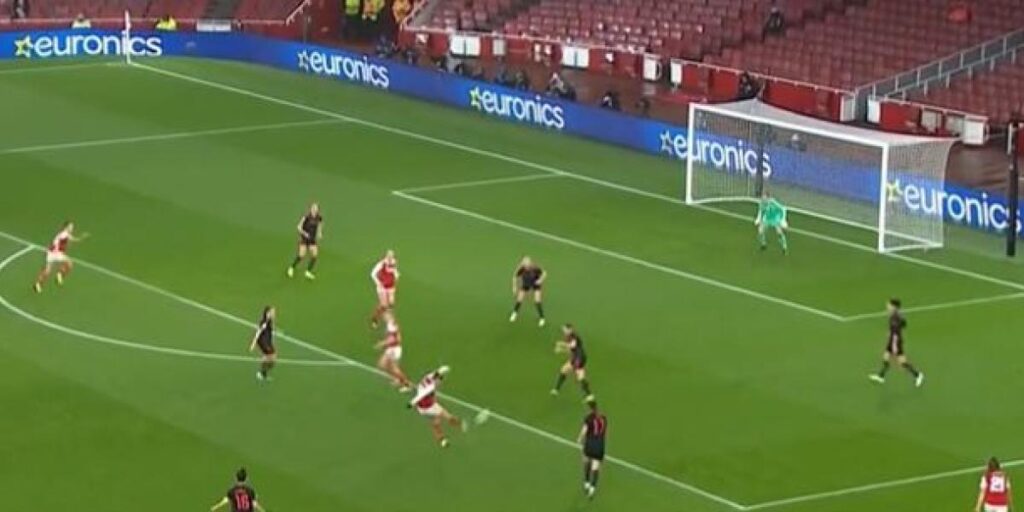 Frida Maanum marca el que será uno de los mejores goles de la Champions femenina