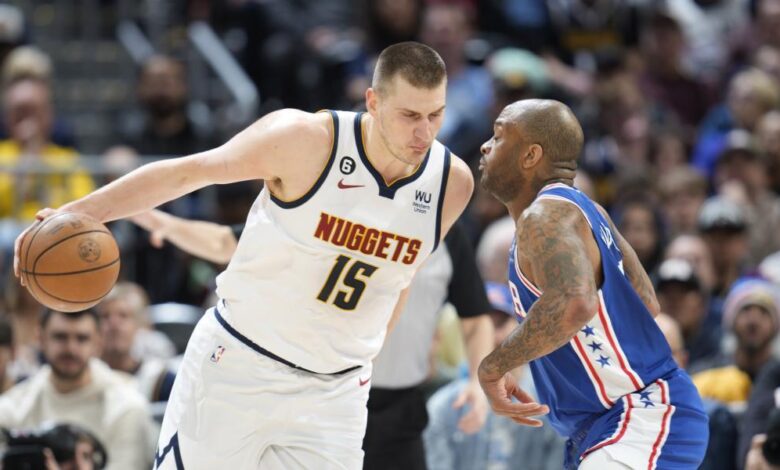 Golpe de Jokic a un Embiid que se 'borra' del duelo por el MVP con polémica