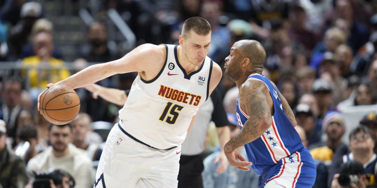 Golpe de Jokic a un Embiid que se 'borra' del duelo por el MVP con polémica