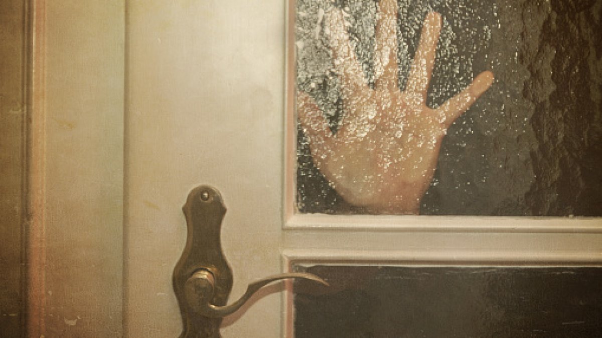 Hombre y mujer hispanos sospechosos de extorsionar a víctimas de contrabando humano en Hartford