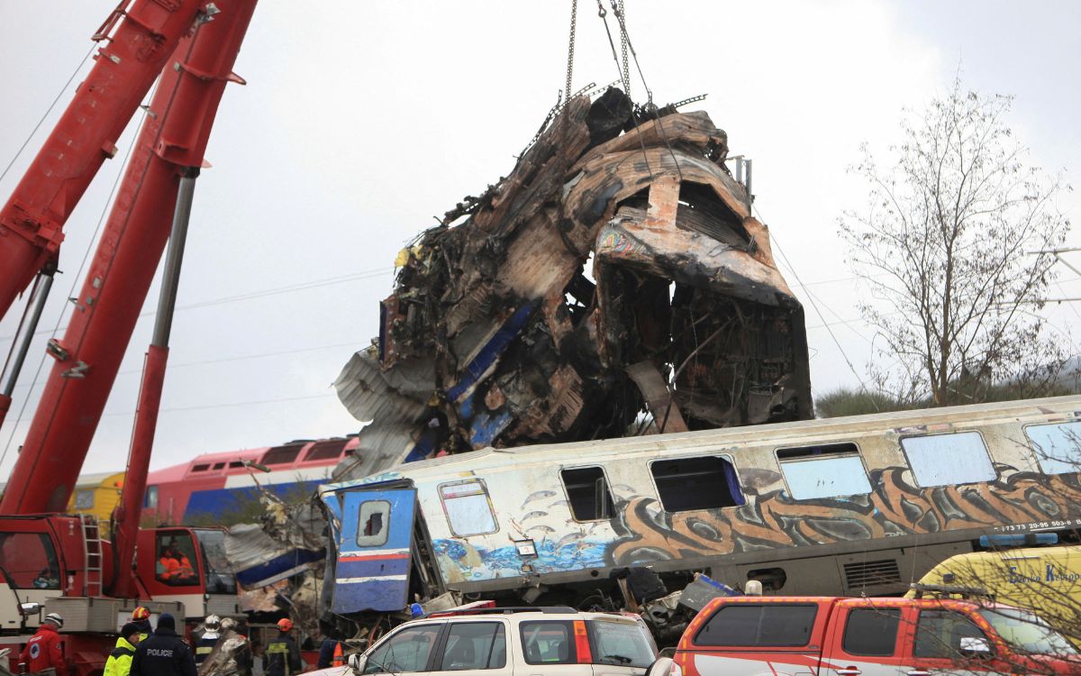 Huelga y protestas en Grecia por choque de trenes; van 47 muertos