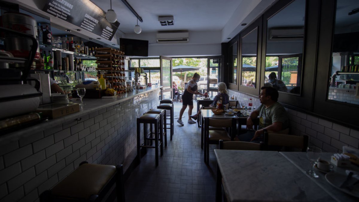 Incendio deja sin luz a la mitad de Argentina en medio de una histórica ola de calor