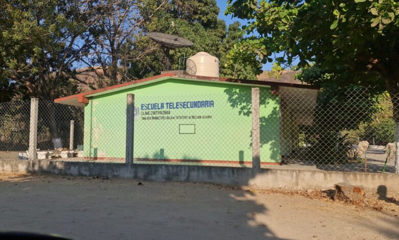 Incertidumbre y discriminación prevalecen para Paola; pide asistir a la escuela con pantalón
