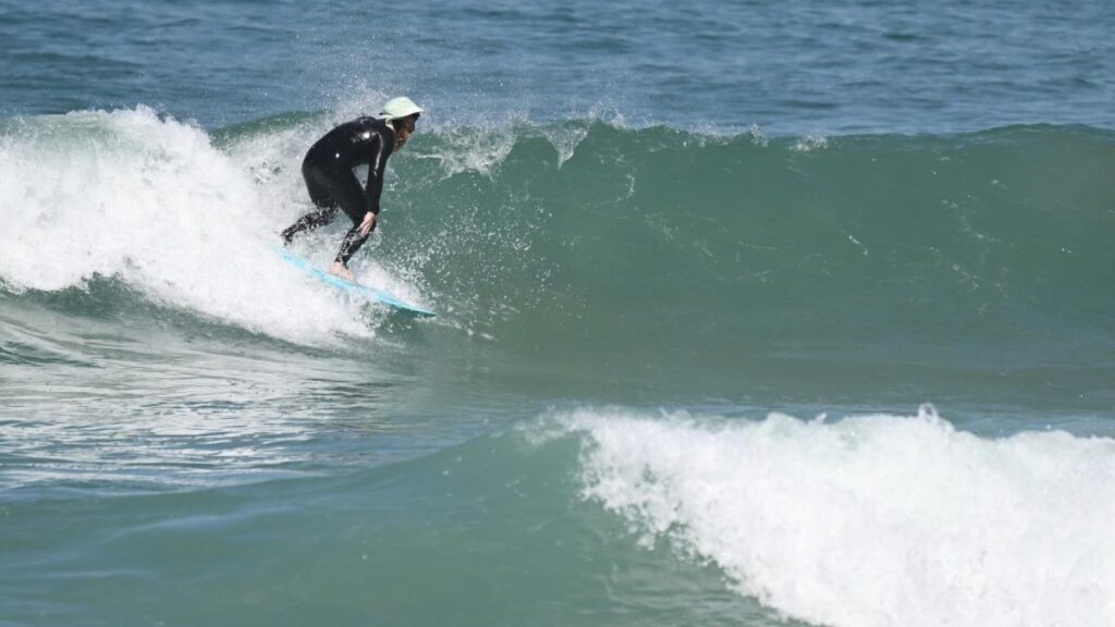 Increíble hazaña: surfista bate récord global de sesión más larga al correr 525 olas