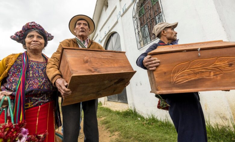 Indígenas despiden en el anonimato a 61 víctimas de la guerra en Guatemala