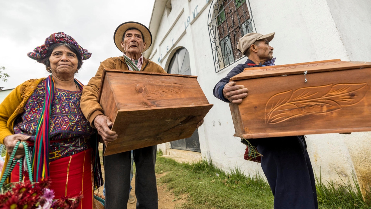 Indígenas despiden en el anonimato a 61 víctimas de la guerra en Guatemala
