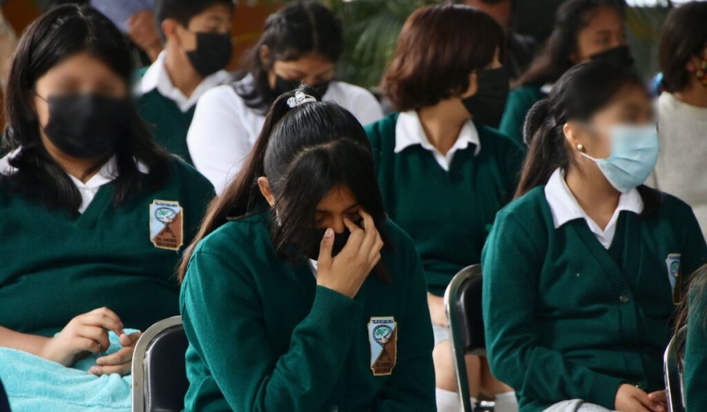 Investigan a mujer que golpeó a menor en pelea callejera