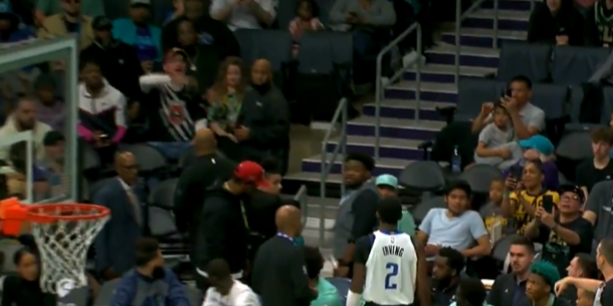 Irving provoca la expulsión de un aficionado