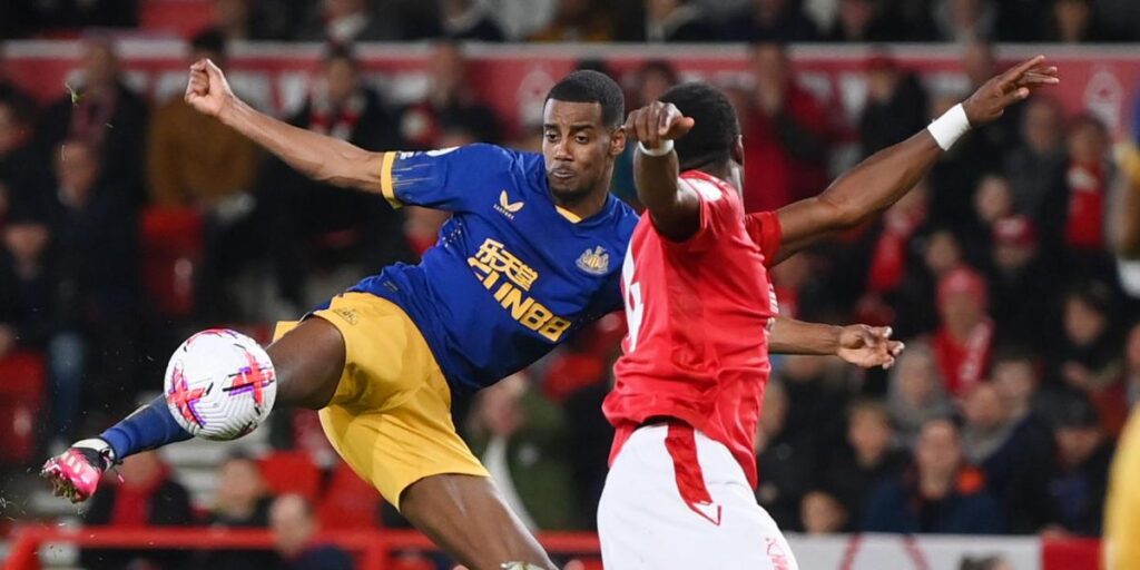 Isak lidera la remontada del Newcastle con un doblete ante el Forest