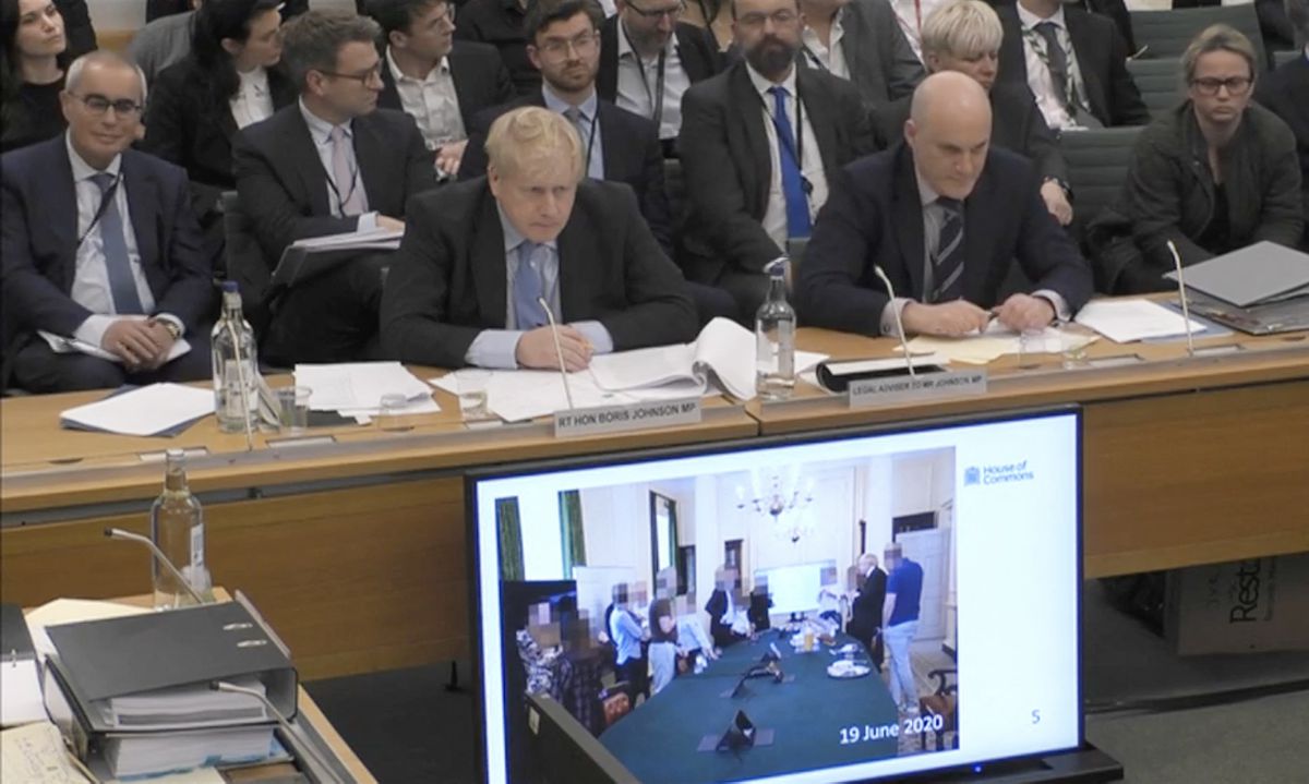 Johnson se muestra desafiante ante el comité parlamentario que investiga el ‘partygate’