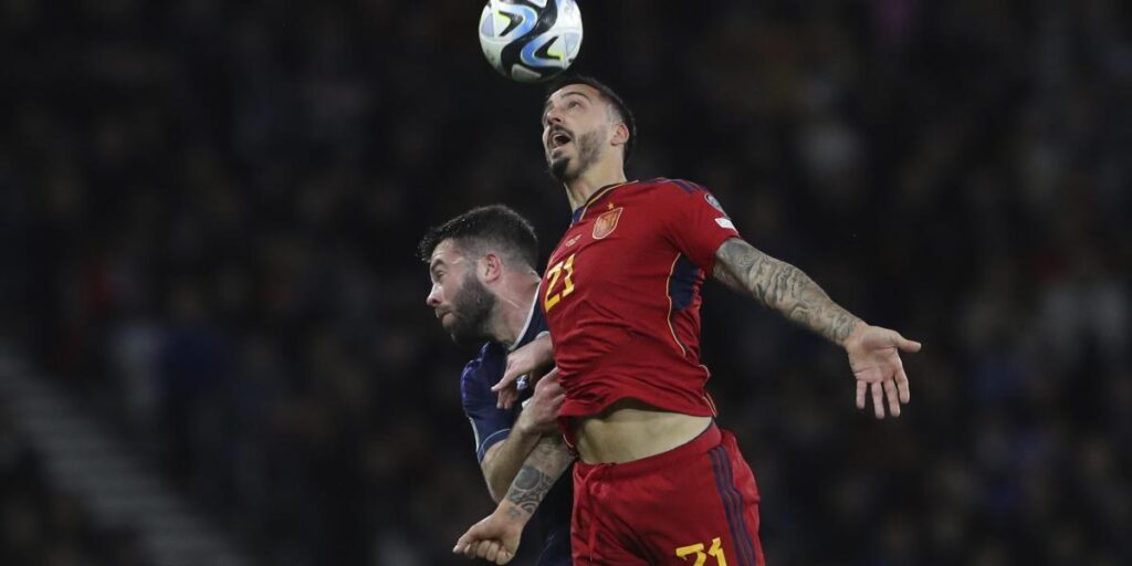 Joselu ve el vaso medio lleno