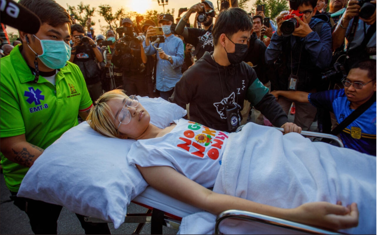 Jóvenes tailandesas acusadas de lesa majestad abandonan huelga de hambre