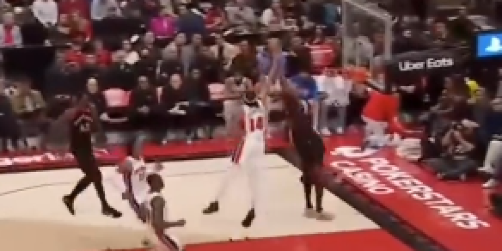 Juega en el peor equipo de la NBA pero va, y mete este taponazo: ¿El mejor del año?