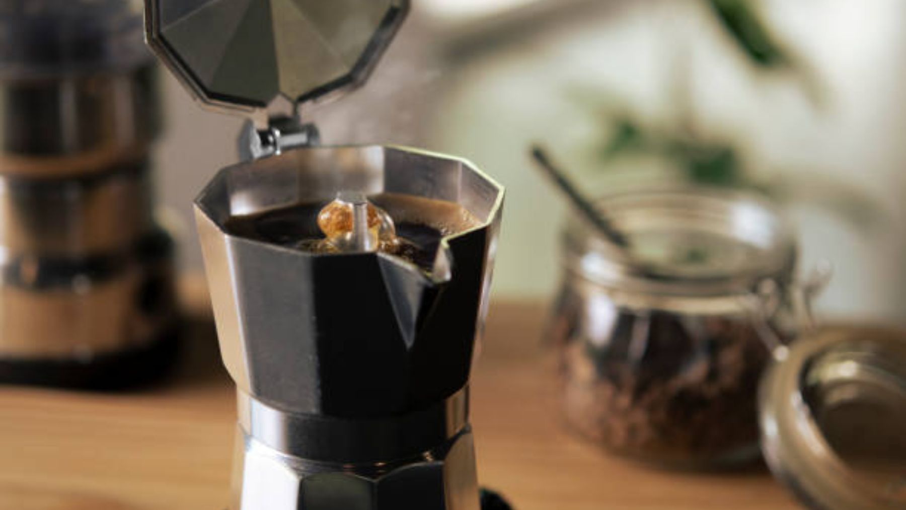 La OCU aclara si hay que dejar la tapa de la cafetera abierta