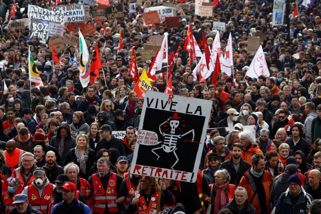 La movilización contra Macron mide sus fuerzas tras la adopción de la reforma de las pensiones en Francia