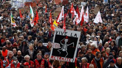 La movilización contra Macron mide sus fuerzas tras la adopción de la reforma de las pensiones en Francia