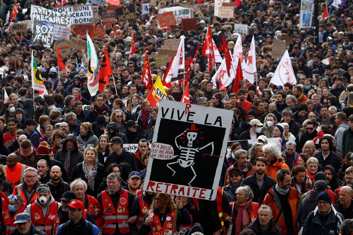 La movilización contra Macron mide sus fuerzas tras la adopción de la reforma de las pensiones en Francia