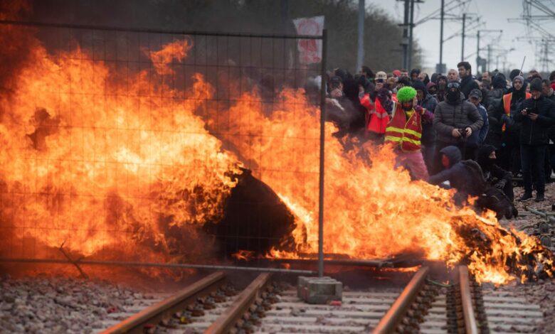 La participación baja en la décima jornada de protestas en Francia contra la reforma de Macron
