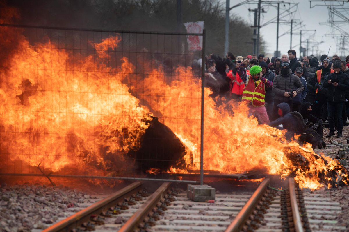 La participación baja en la décima jornada de protestas en Francia contra la reforma de Macron