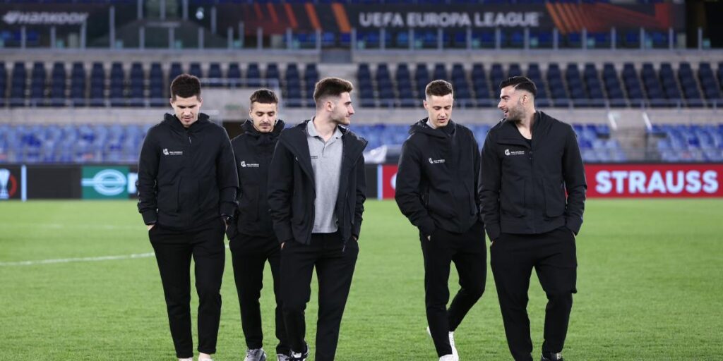 La plantilla inspecciona el césped del Olímpico