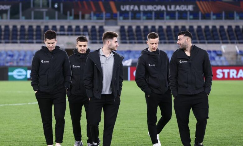 La plantilla inspecciona el césped del Olímpico
