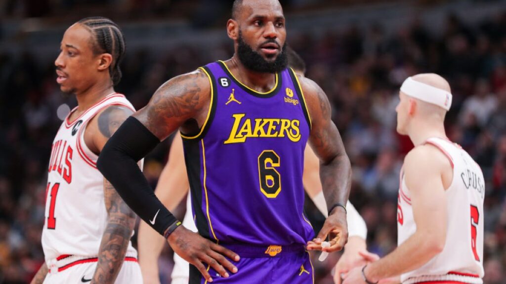 Lakers derrotan a los Bulls con ayuda de James y Davis